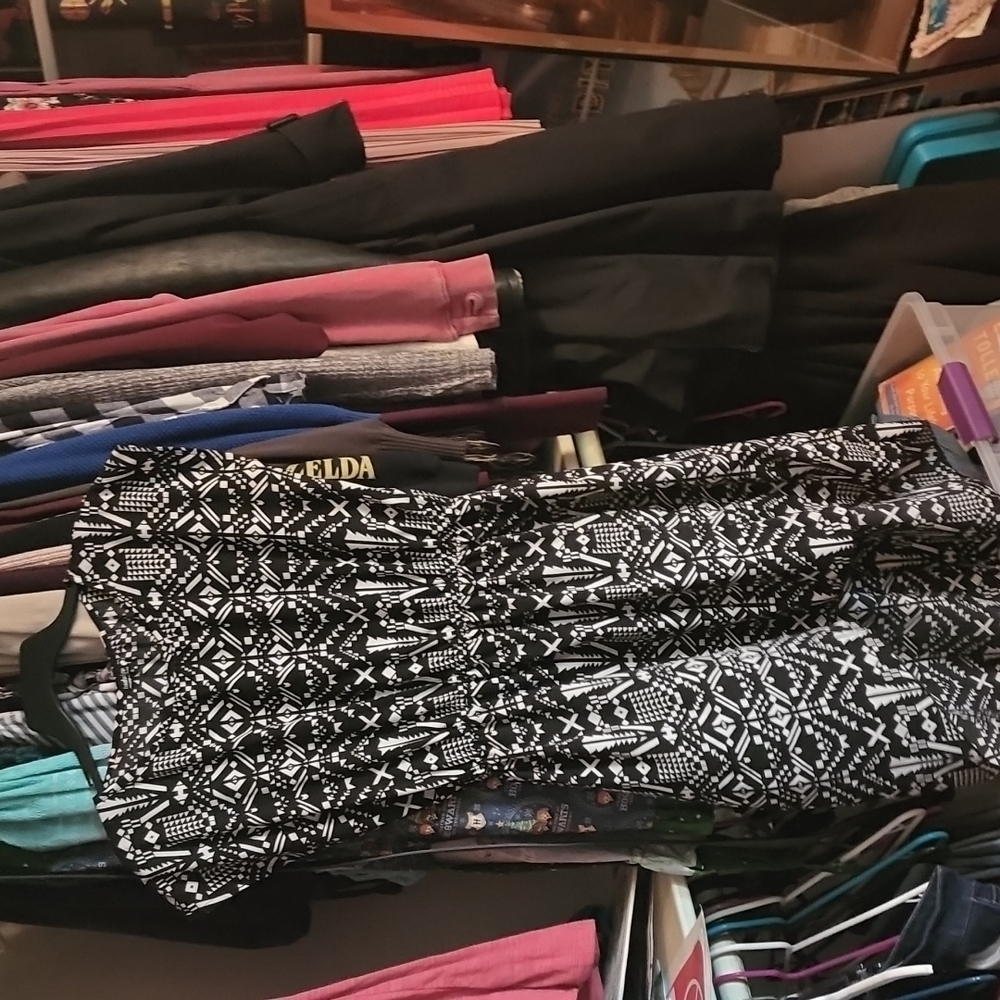 Casual short sleeve black and white pattern dress, size Large